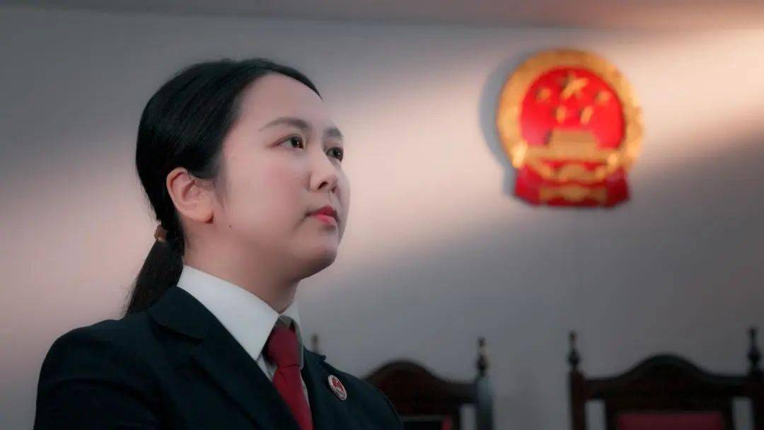 她叫曹黎.面如拂过春风送朝阳之暖,身负很多当事人的"黎明之盼".