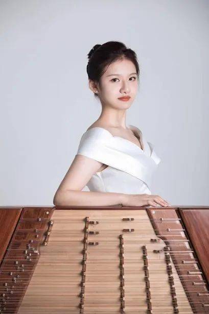 2月11日,古筝演奏家赵墨佳带领"廿一筝团",在42把古筝中同时演奏21把