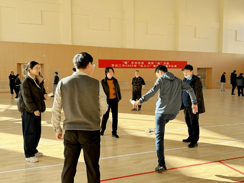 本次踢毽子比赛,将娱乐与健身于一体,不仅锻炼了教师们的身体素质