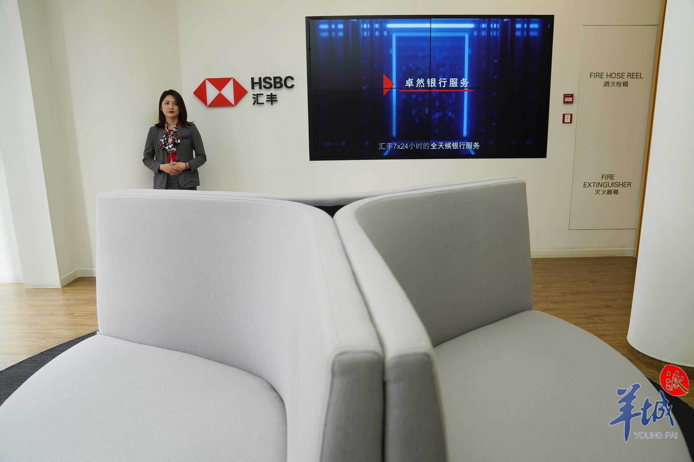当天,记者走访了汇丰在广州开设的首家无现金柜台,无纸化的绿色智慧