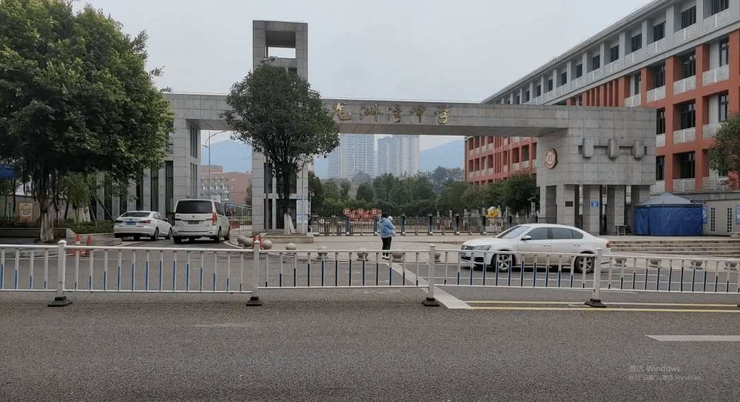 巴南区龙洲湾初级中学巴南区73考场附近有早餐店,文具店,便利店.