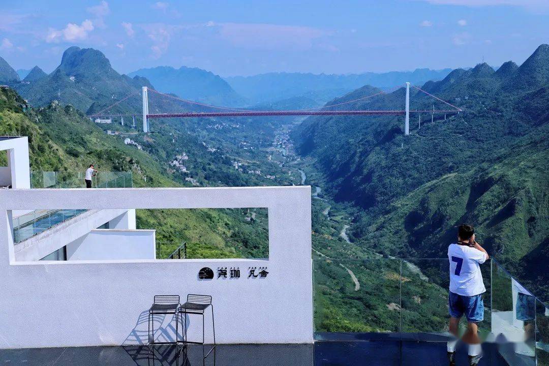 游客站在尧珈·凡舍民宿拍摄坝陵河大桥"坝陵河大桥赋予了关岭桥旅