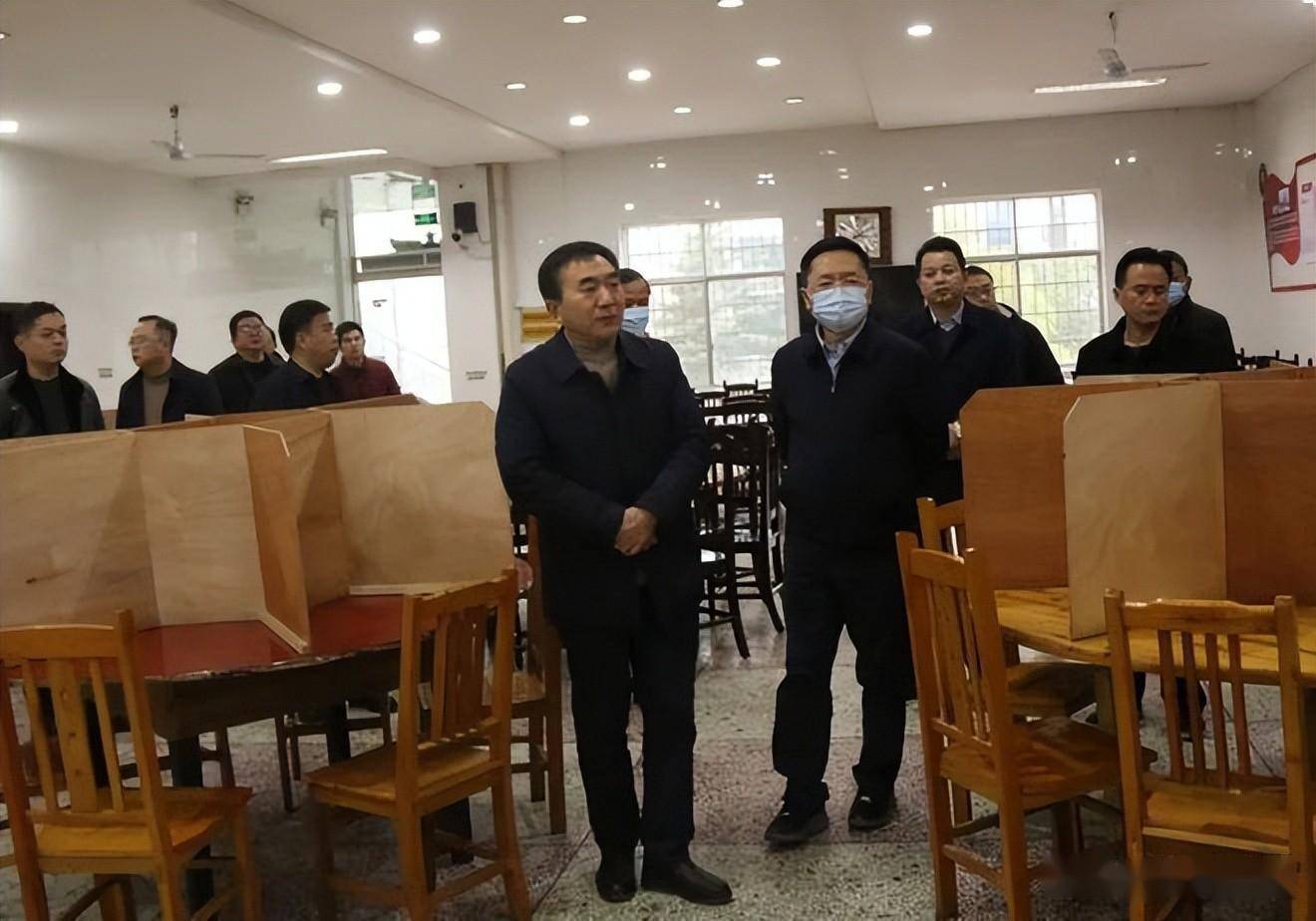 周代惠在市政府副秘书长喻文飞,市教育局党组书记,局长胡祖国等陪同下