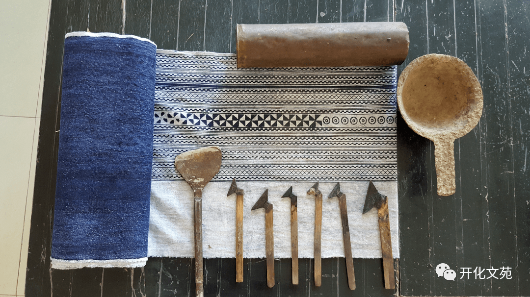 "缬"的含义即为染彩,"蜡缬"与"扎缬","夹缬"共同构筑了传统染织工艺中