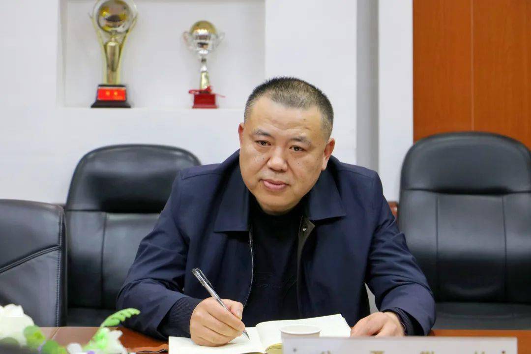 歙县中学一行在图书馆二楼会议室与学校领导进行深入交流.