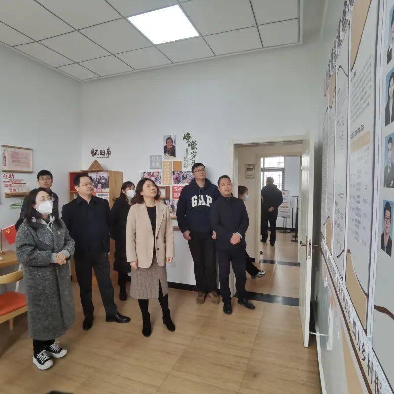 华东理工大学教授范斌,上海市帮困互助基金会办公室副主任王靓文,东方