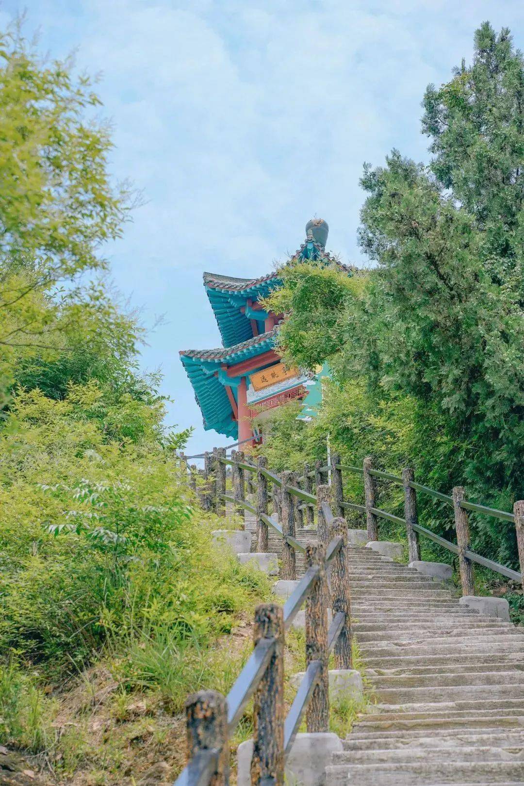 古称龙泉山为灵泉山因灵泉寺山中有色碧味甘的清泉潭而得名