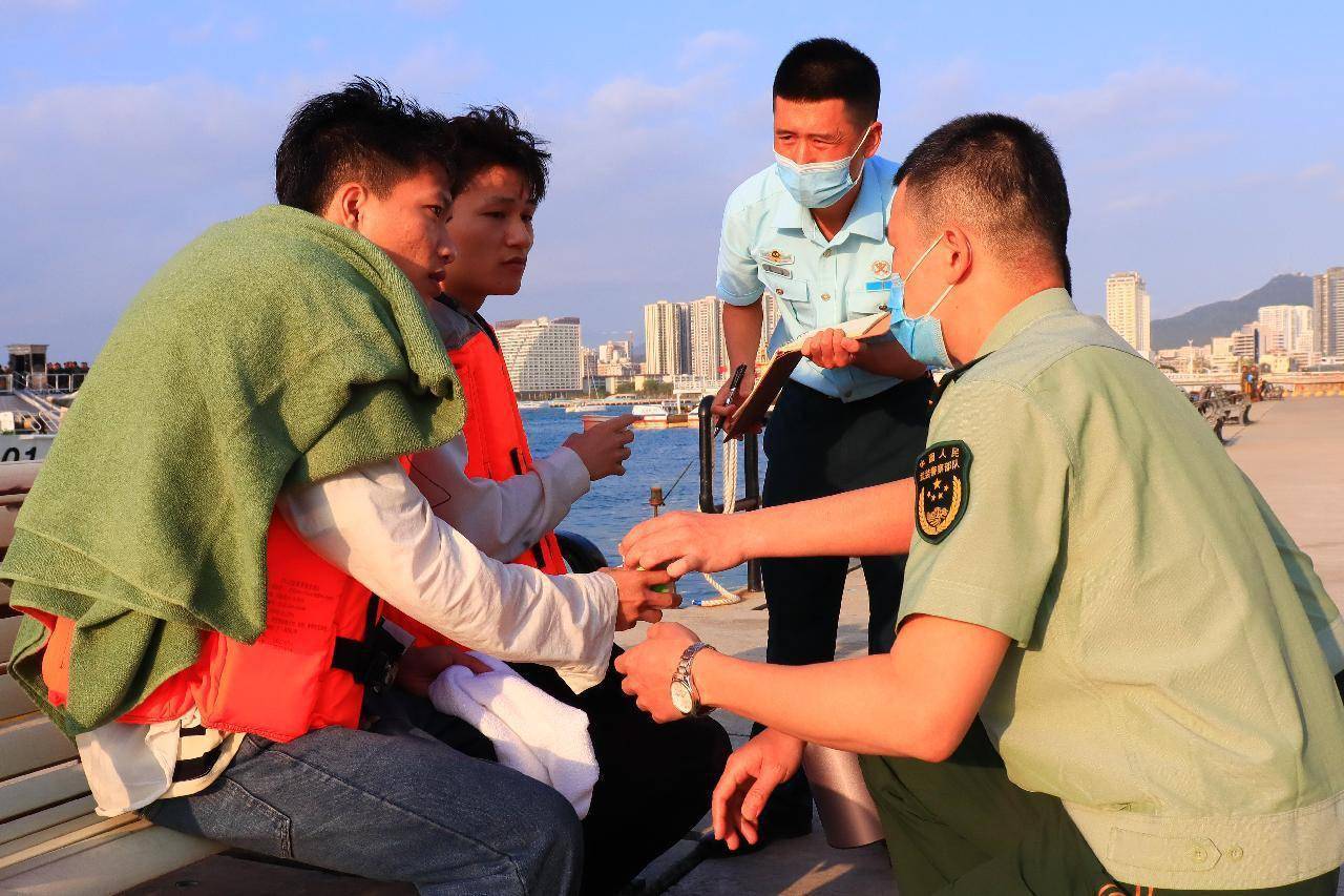 摩托艇“狂飙”遇险 海警一分钟救援