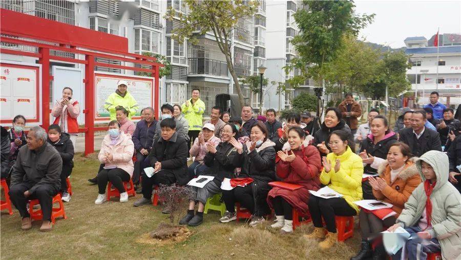 "搬迁到鸿源社区后,居住条件变好了,还有就业机会,有创收,我们的生活