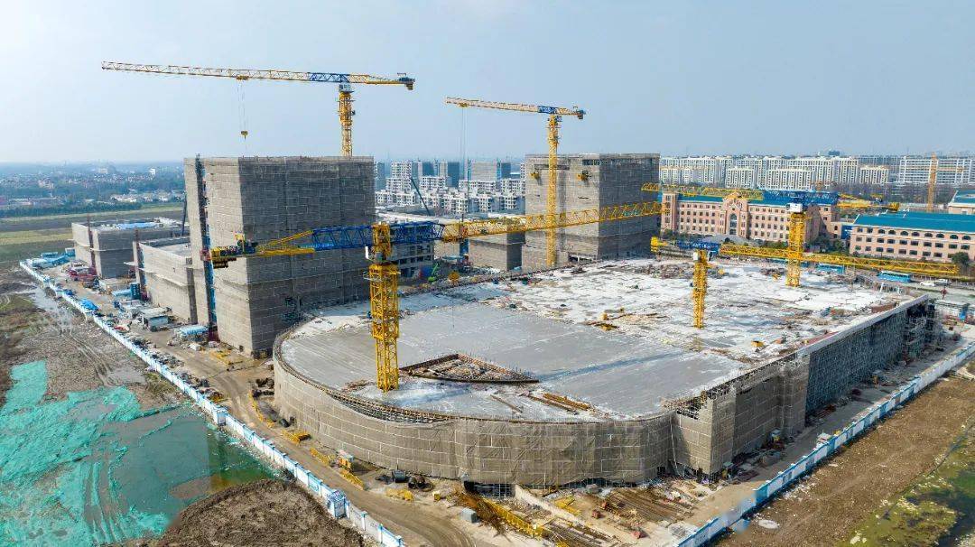 临港华二高中主体结构封顶,力保9月开学!
