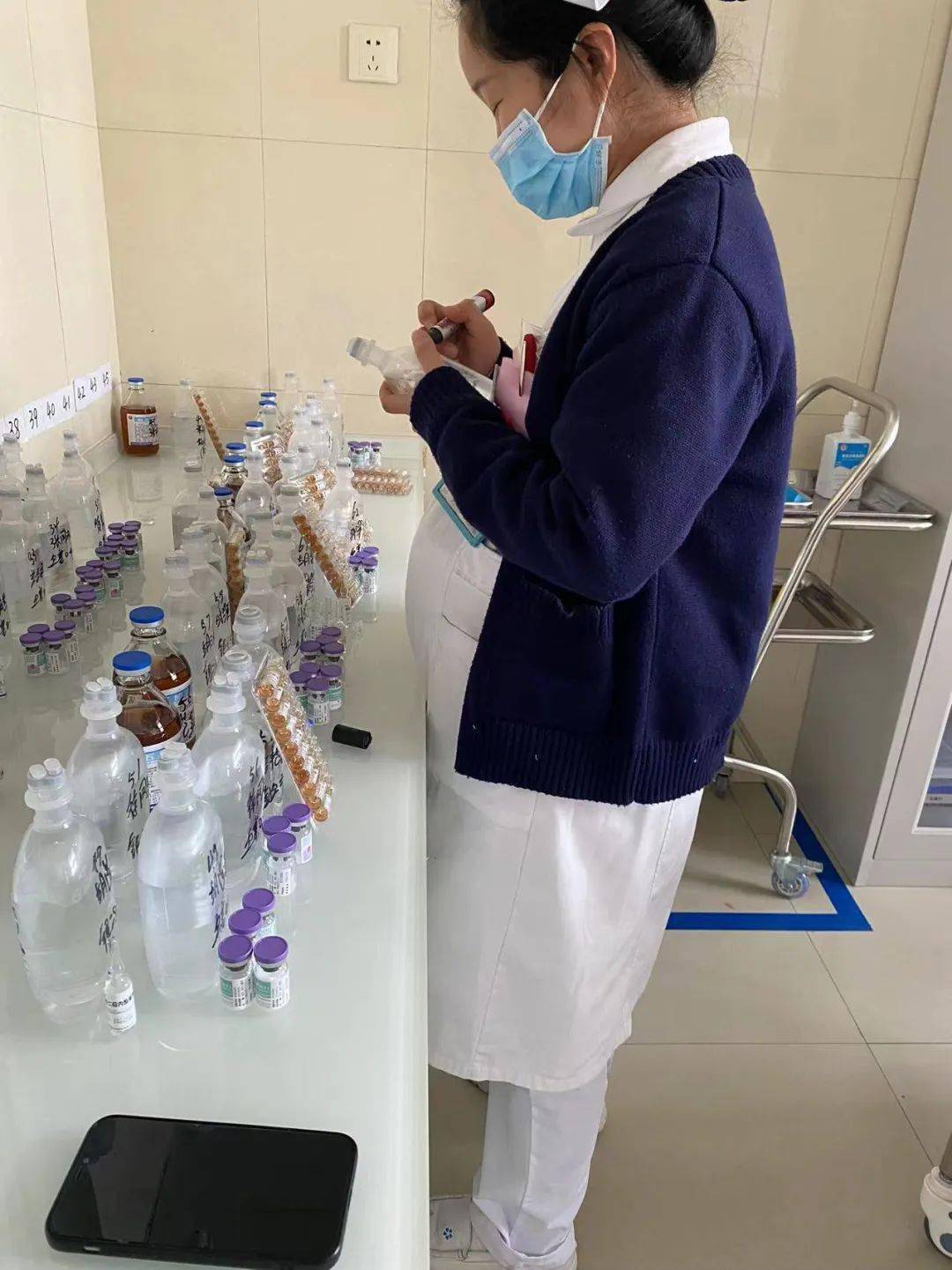 沈丘最美护士,挺着"孕肚"坚守岗位服务患者