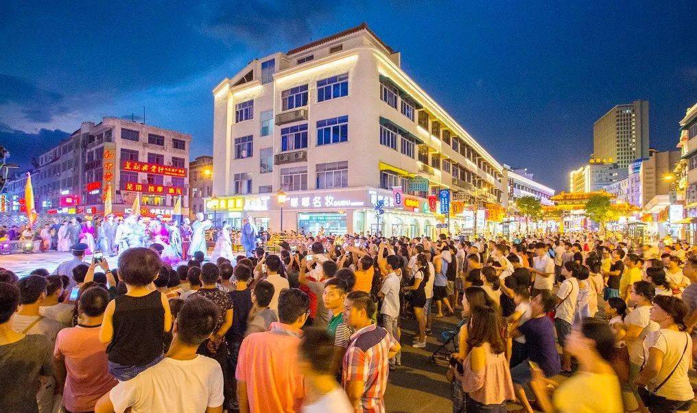 横店步行街夜景立足新时代,横店集团将持续推进"智能制造""影视文化