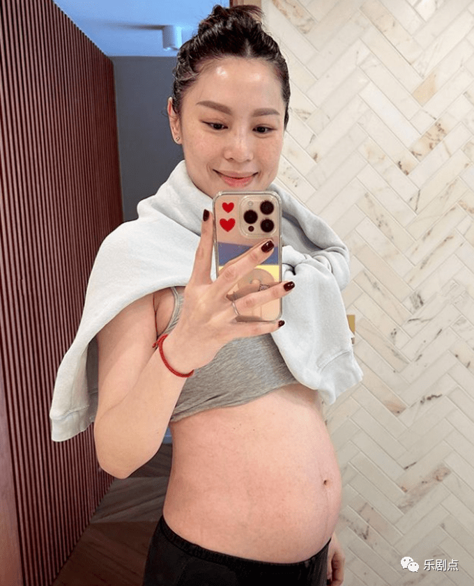 47岁知名港星再当爸,妻子宣布二胎产女,全家福曝光颜值高