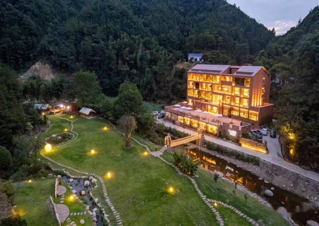 满足了味蕾后,不妨选择一家雅致的民宿好好放松,云溪杉舍民宿,梦俚