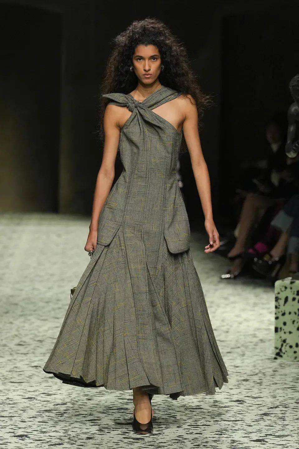 t台秀|刘雯再闭场,81套look想all in