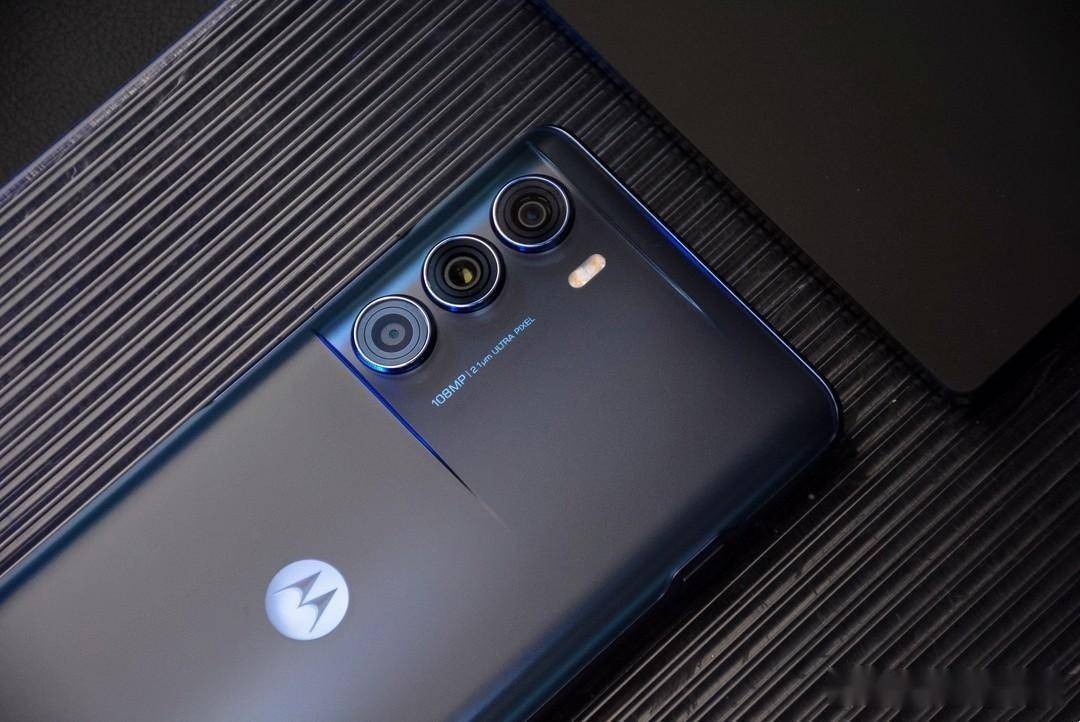 摩托罗拉着急清仓,12g 512g下放到1884元,当真入手就赚_edges_旗舰