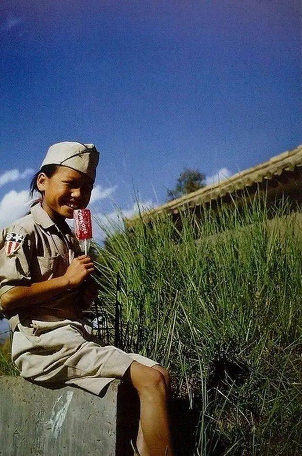 洗衣女乡下风光插秧的农民一个小男孩摇橹的妇女和少女重庆与成都重庆