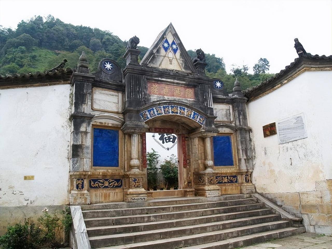 宋代时,新平土司设立,大土司李家一直延续到李毓芳一代,因为在乾隆年