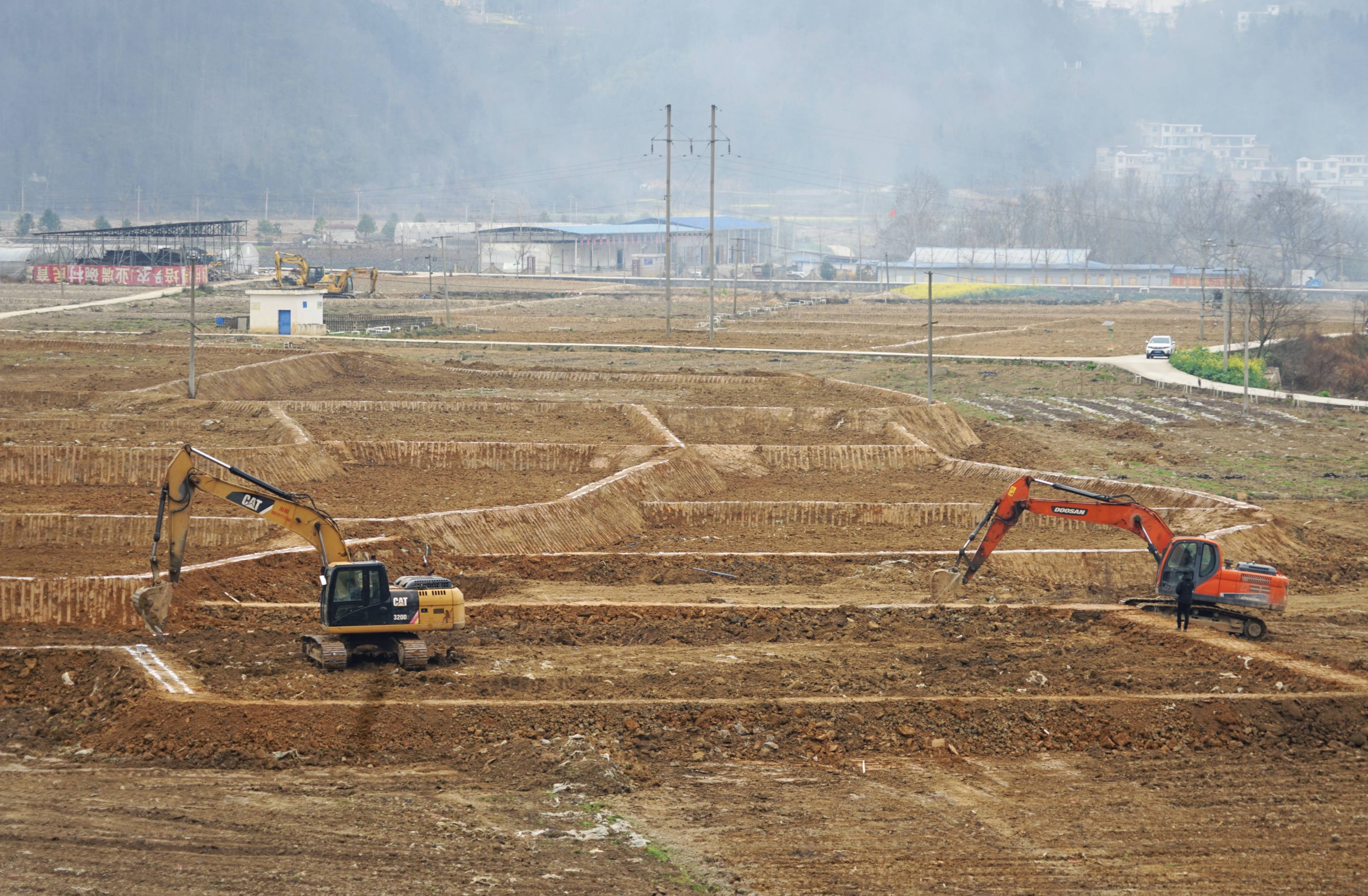 连日来,在长顺县鼓扬镇红岩坝区的"小田变大田"项目正在紧锣密鼓地