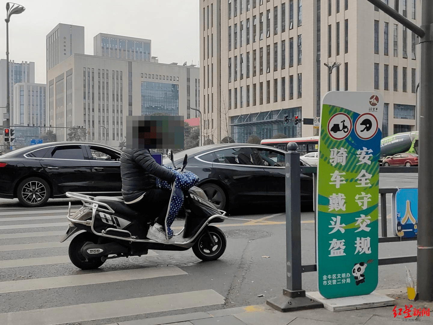 不戴头盔骑电瓶车,三个路口半小时102起