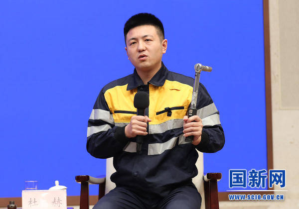 最美铁路人|为高铁供电的"蜘蛛人"杜赫:他为什么敢和0.5毫米较真?