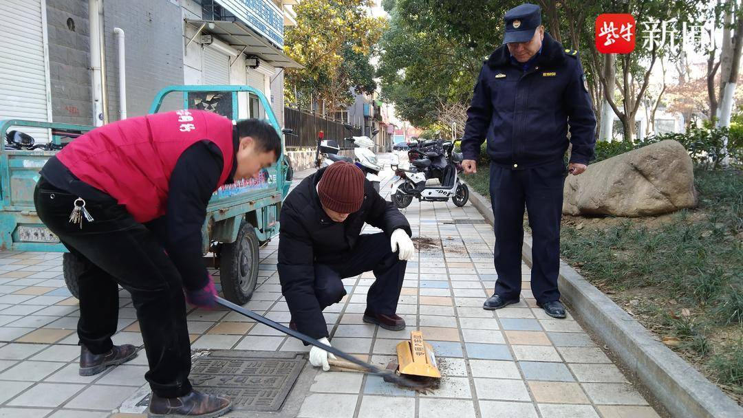 城管进社区：拆除私设地锁，释放空间还路于民