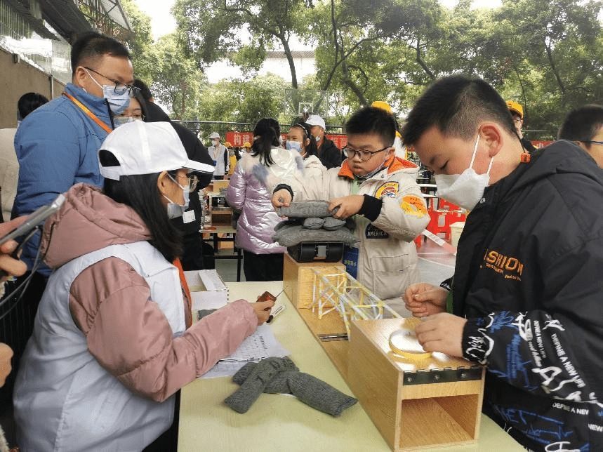 “科技少年”展风度 第七届广西青少年科技运动会胜利举办