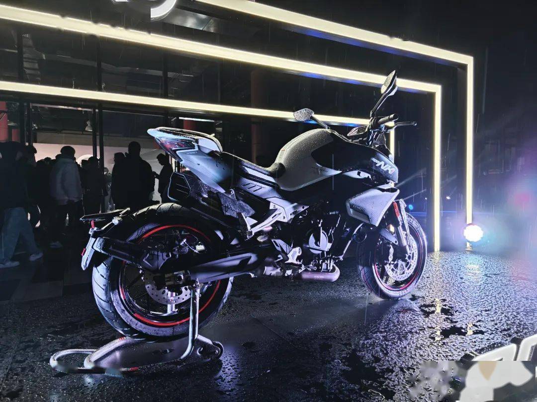 46980元起,国产duke790,春风双缸街车nk800发布_搜狐汽车_搜狐网