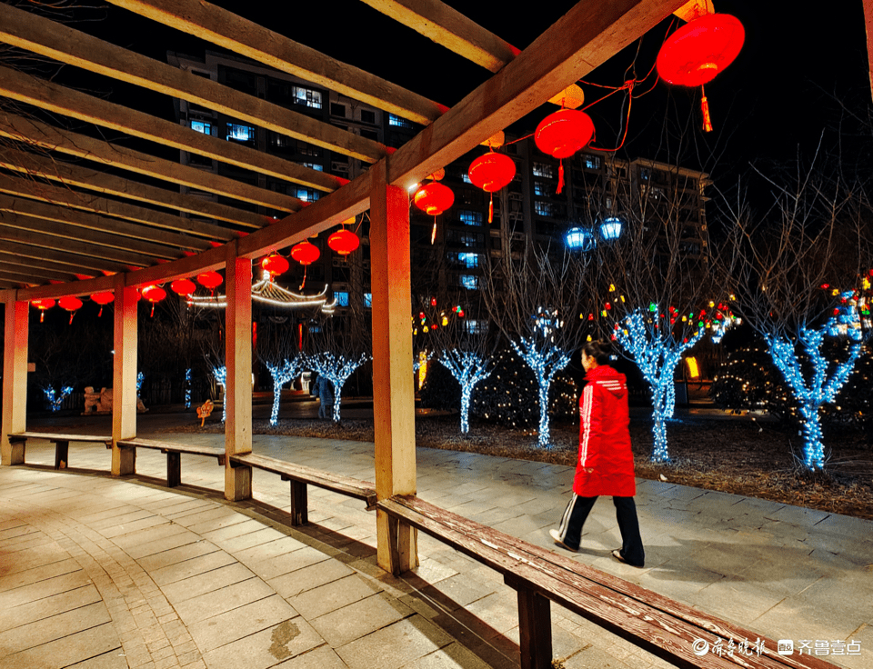 夜晚郯子湖公园，灯光灿烂风光美