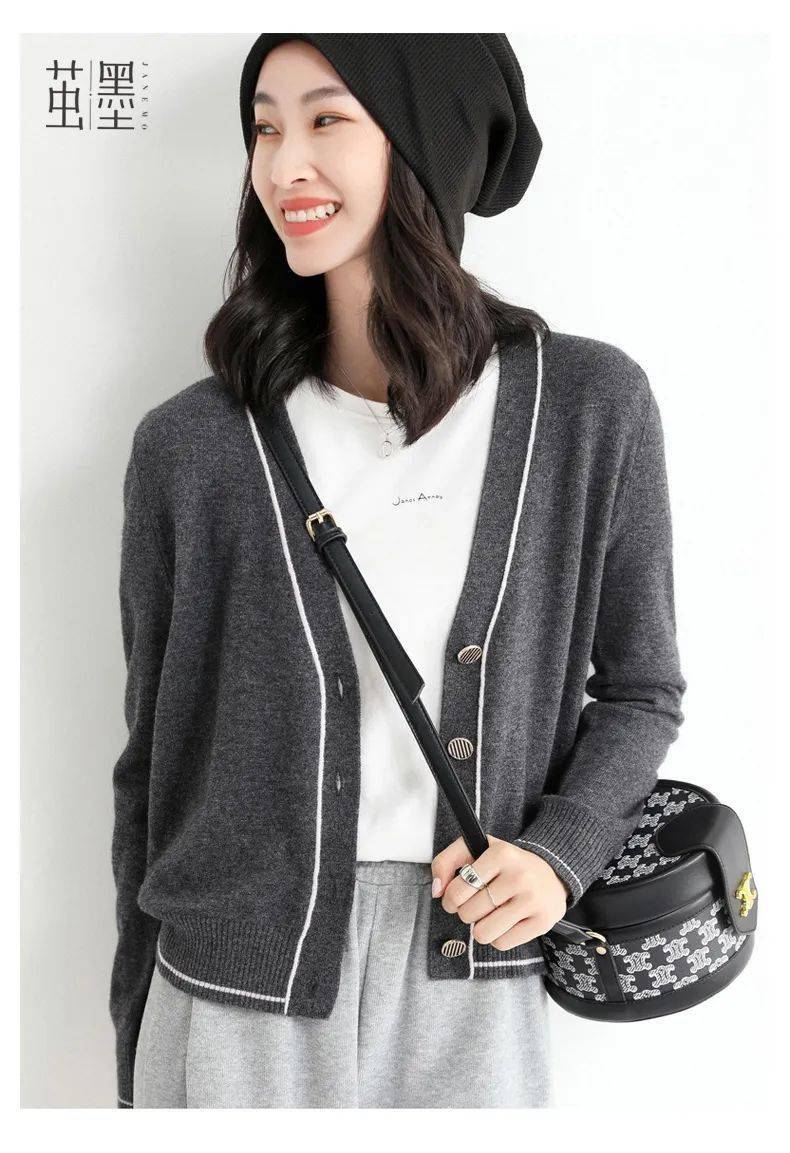 堪称"服装界万金油"的针织小开衫,随着气温变换可以自由增减,明星