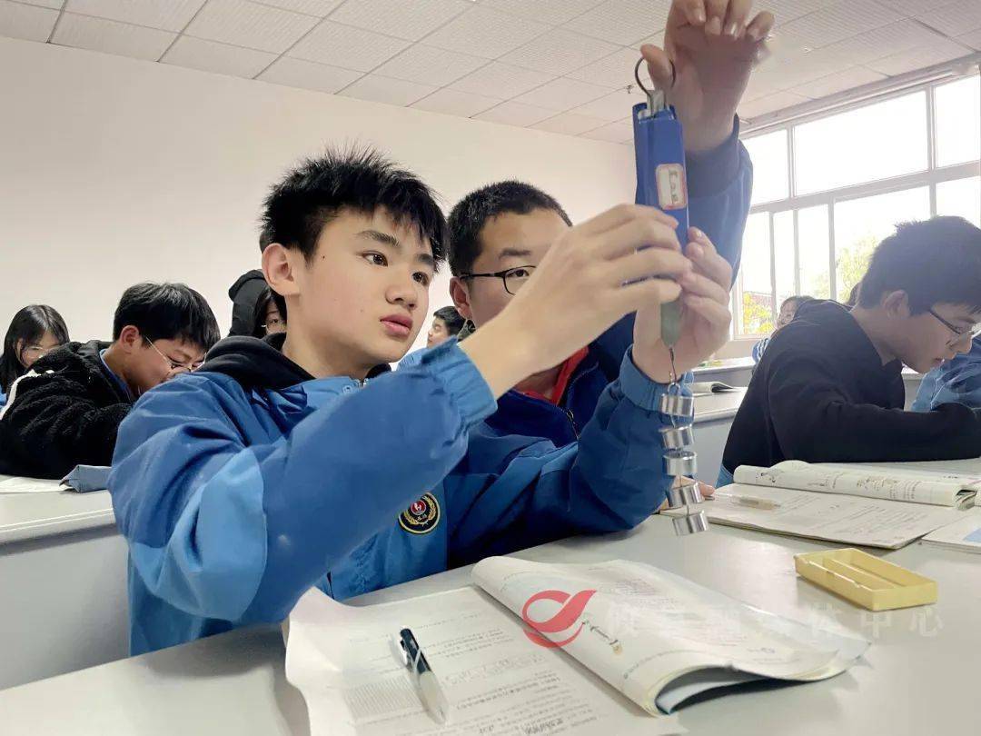 在长鸿实验学校初二物理实验课上,师生用弹簧测力计测出不同质量钩码