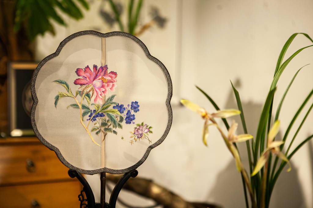 作为非遗文化苗绣的分支,锡绣的刺绣过程就是一场针尖上的盛宴让人大