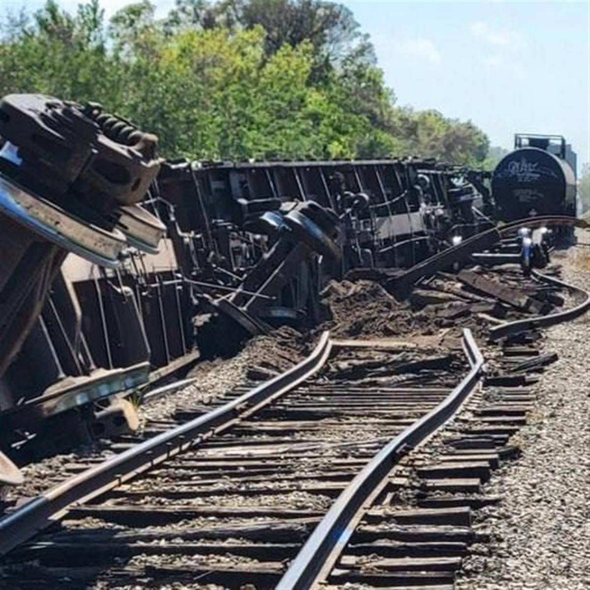 美国蒙大拿州发生列车脱轨事故