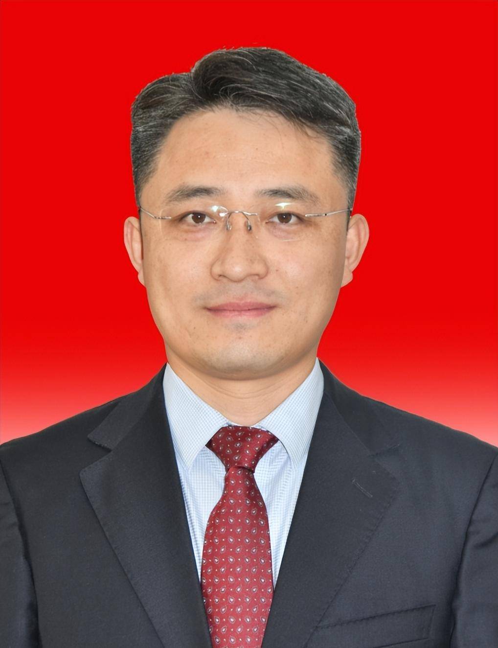 党组副书记公开简历显示,王玺玮,男,汉族,1981年1月出生,河北南皮人