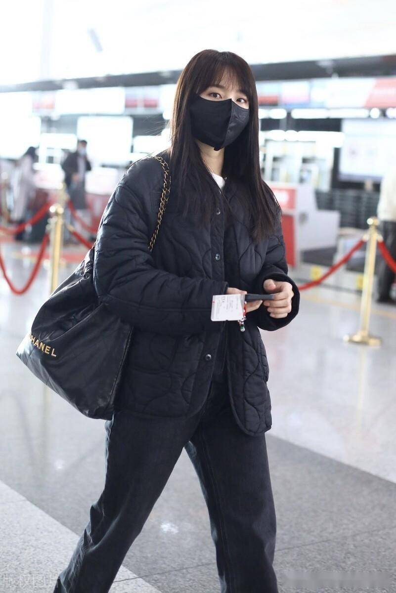 张佳宁一身黑现身机场 齐刘海长发造型梦回林北星