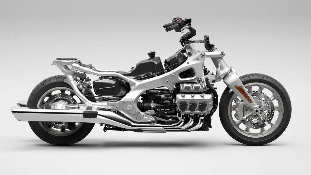 长城这款新车应该是采用了大排量车型常见的轴传动系统,从实车的后半