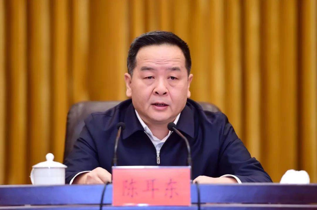 省委组织部副部长吴纪平同志出席会议并宣布省委决定:杨勤荣同志不再