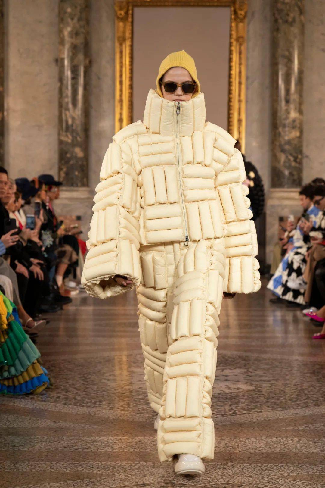 中国设计师羽绒闪耀米兰时装周,christopher raxxy 2023秋冬系列发布