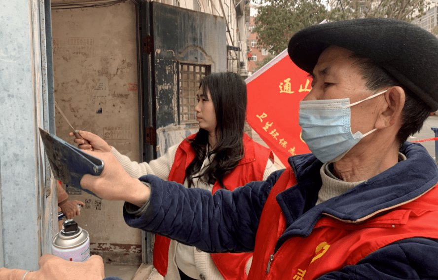 通山:"雷锋"精神代代传 满城尽是志愿红_活动_服务_镇南