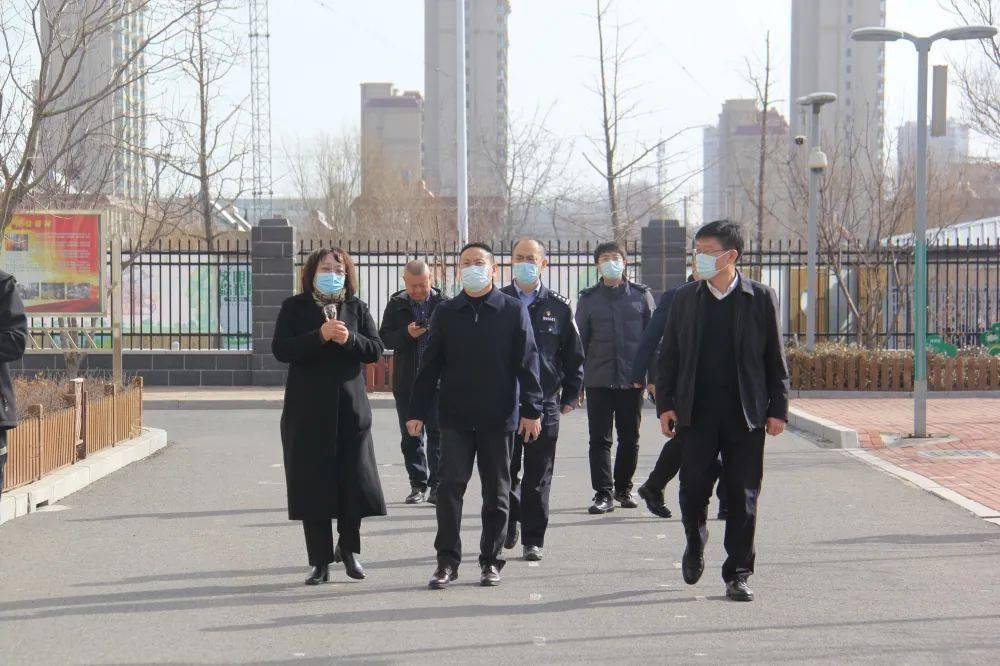 3月1日上午,春季学期开学第一天,兴城市市委书记陈玮率教育局,公安局