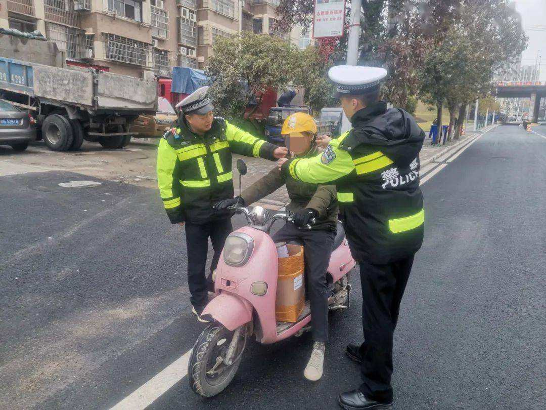 但在道路上驾驶应当年满十六周岁;而电动轻便摩托车和电动摩托车均