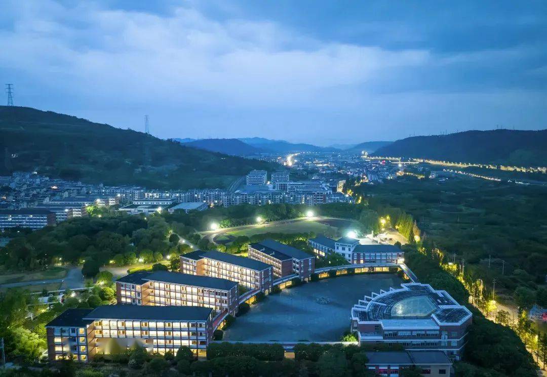 新昌澄潭中学公开招聘教师了!内含报名时间,地点._毕业生_体检_计划