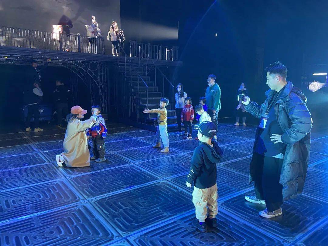 音乐中方执行导演带领小演员谢廖沙的表演片段老师带领小演员初次排演