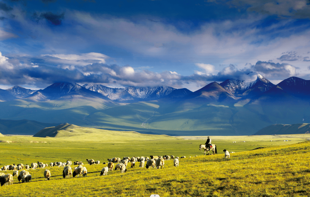 中国最大的沙漠塔克拉玛干沙漠;世界自然遗产天山托木尔峰;有"天山奇