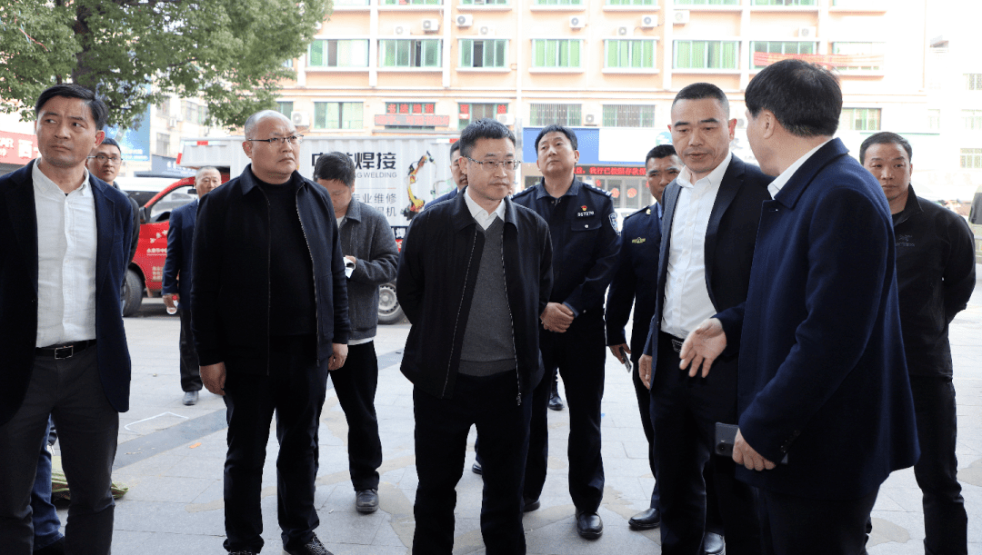 市领导分赴各镇(街道,区)督查指导文明卫生创建工作