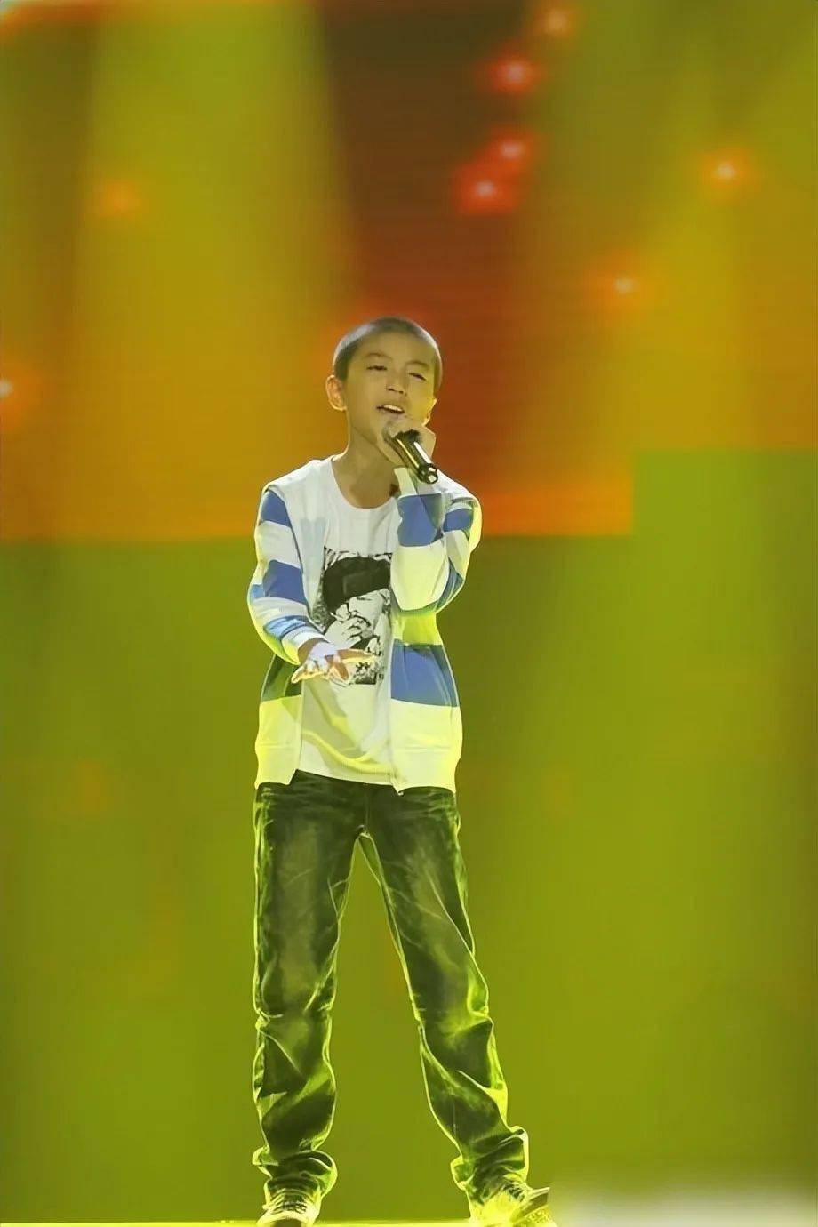 王俊凯小学运动会照片,板寸加绿色毛衣马甲,是憨憨的小学生了_比赛