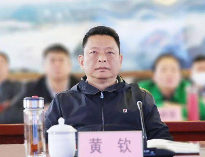 资源县领导黄钦,王凤玲,田勤,杨清霞,肖志勇,易敬友出席会议.