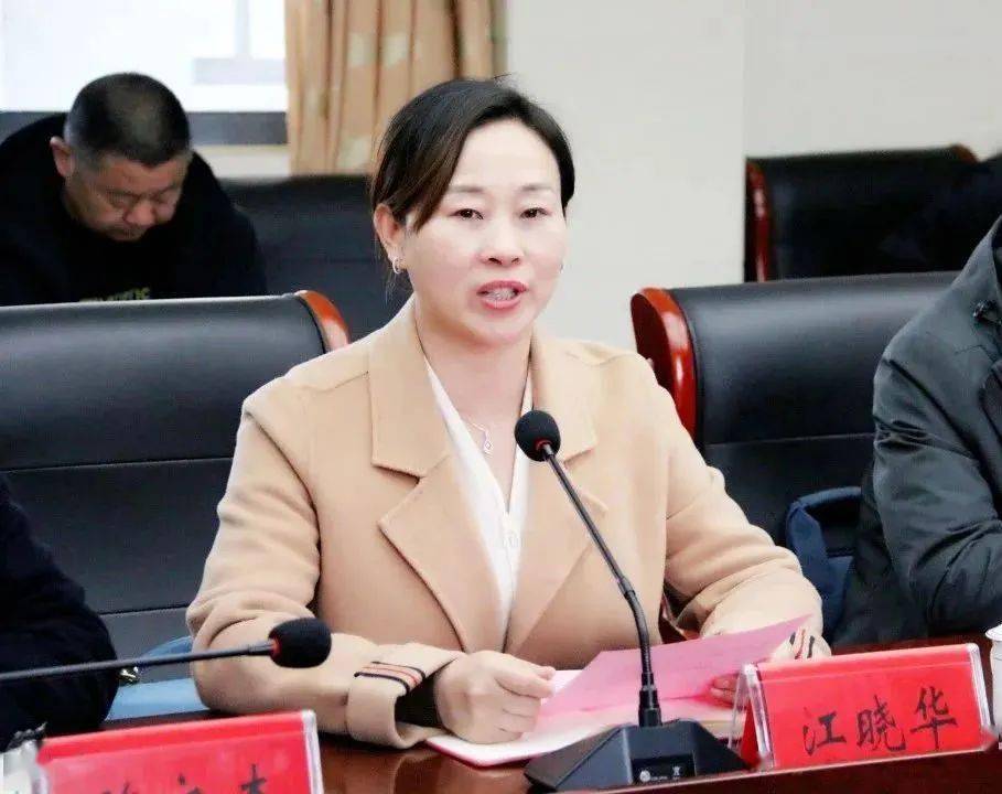 座谈会上,江晓华首先对出席本次签约仪式的皖南医学院各位领导,专家