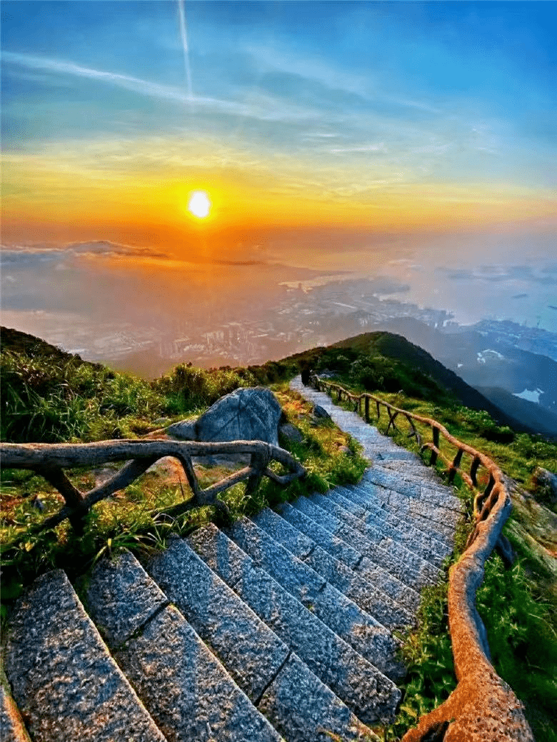 深圳第一峰梧桐山图片