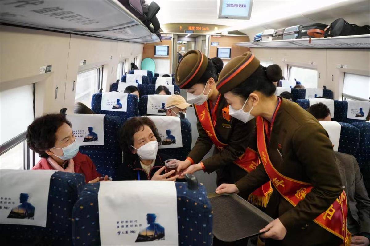 在武汉开往北京西的g66次列车上,列车长侯文静提前把宣传雷锋精神的